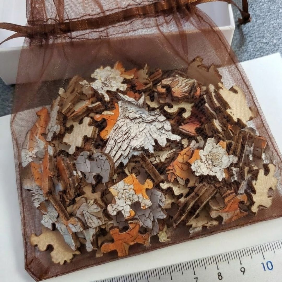 Einzelne unregelmäßig geformte Holzteile des EulenGlück Puzzles